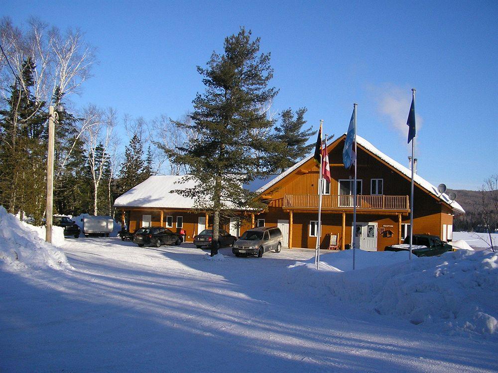 Motel Ours Bleu Lac-Saguay Екстериор снимка