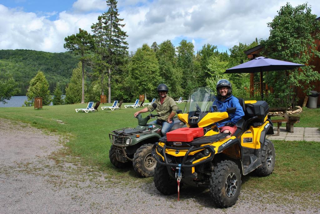 Motel Ours Bleu Lac-Saguay Екстериор снимка