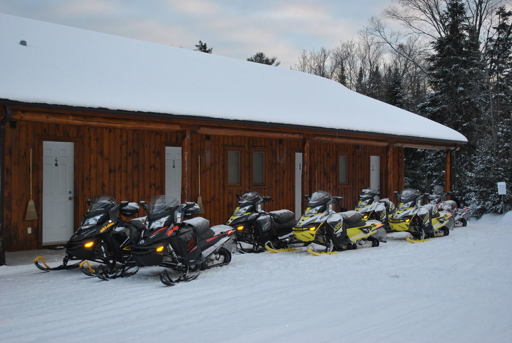 Motel Ours Bleu Lac-Saguay Екстериор снимка