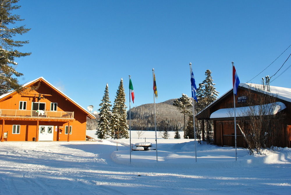 Motel Ours Bleu Lac-Saguay Екстериор снимка