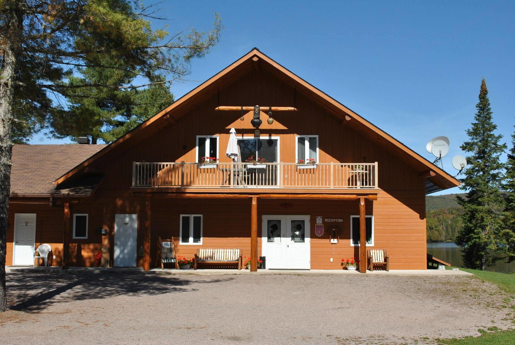 Motel Ours Bleu Lac-Saguay Екстериор снимка