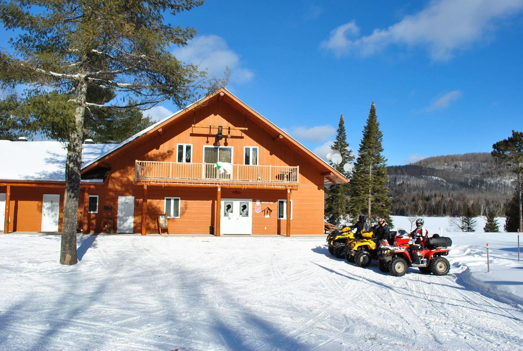 Motel Ours Bleu Lac-Saguay Екстериор снимка