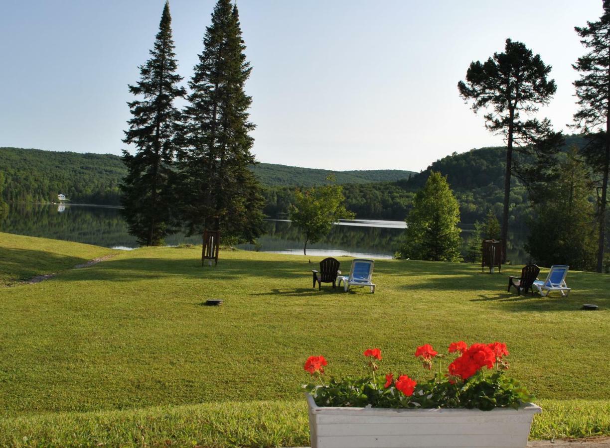 Motel Ours Bleu Lac-Saguay Екстериор снимка